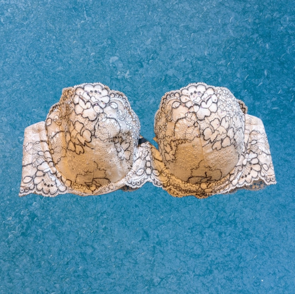 VS strapless/convertible lace bra EUC